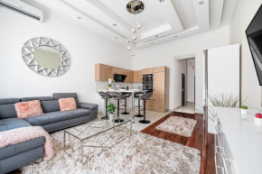 Luxury apartment with free garage and balcony in the center